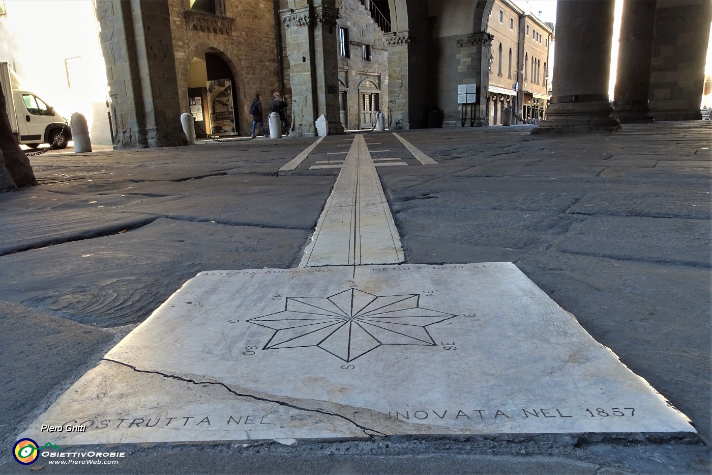 76 La meridiana sotto i portici del Palazzo della Ragione.JPG